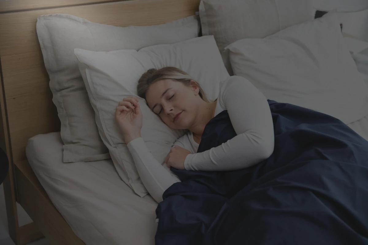 Schlafende Frau – Ortho-K-Linsen wirken über Nacht